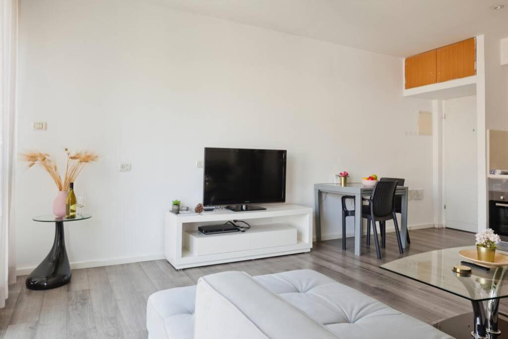 Big Apartment Next To Gordon Beach Plus Free Parking Tel Aviv Luaran gambar